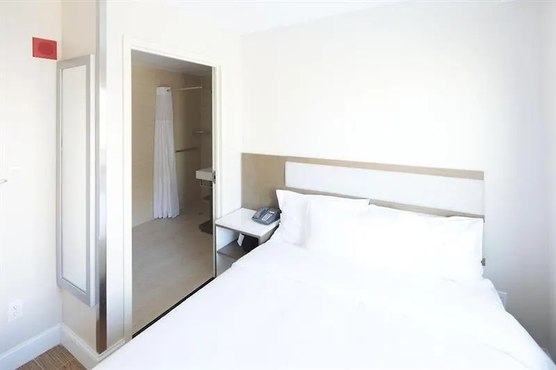 Mayfair Inn And Suites New York Szálloda